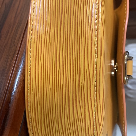 Louis Vuitton Saint-Cloud Mini Tassiri Yellow Epi Leather shoulder bag. - Picture 7 of 16